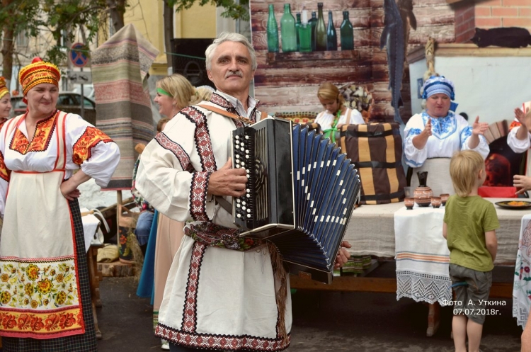 Один из лучших баянистов города, на праздновании дня города Вольска.