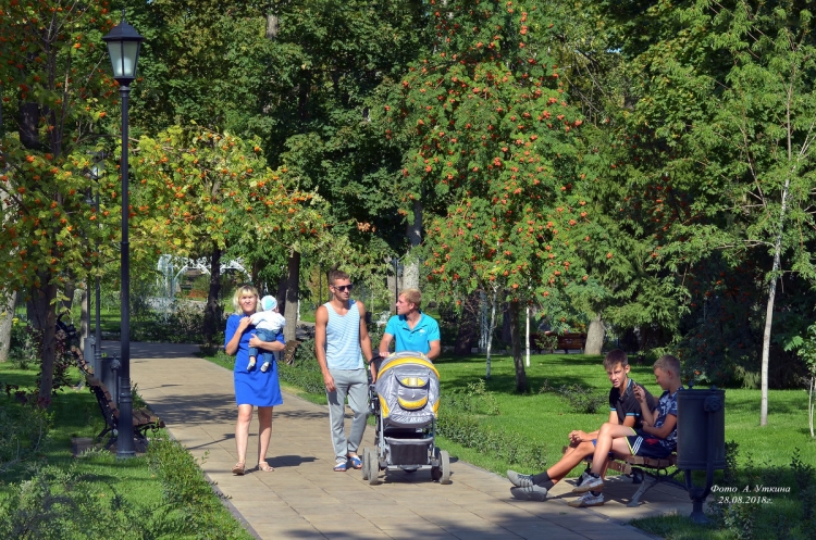 Молодая семья Вольска на прогулке в городском парке Вольска.