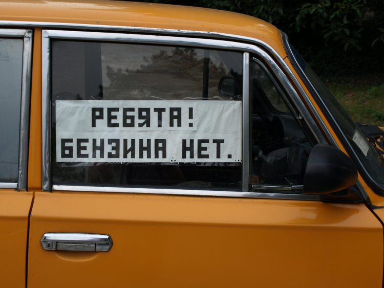 Из-за дефицита топлива и высоких закупочных цен независимые российские автозаправочные станции оказались в сложной ситуации. Анастасия Бунина, эксперт топливного рынка, предупредила в интервью НСН, что в ближайшее время стоимость бензина может взлететь до «космических» значений.